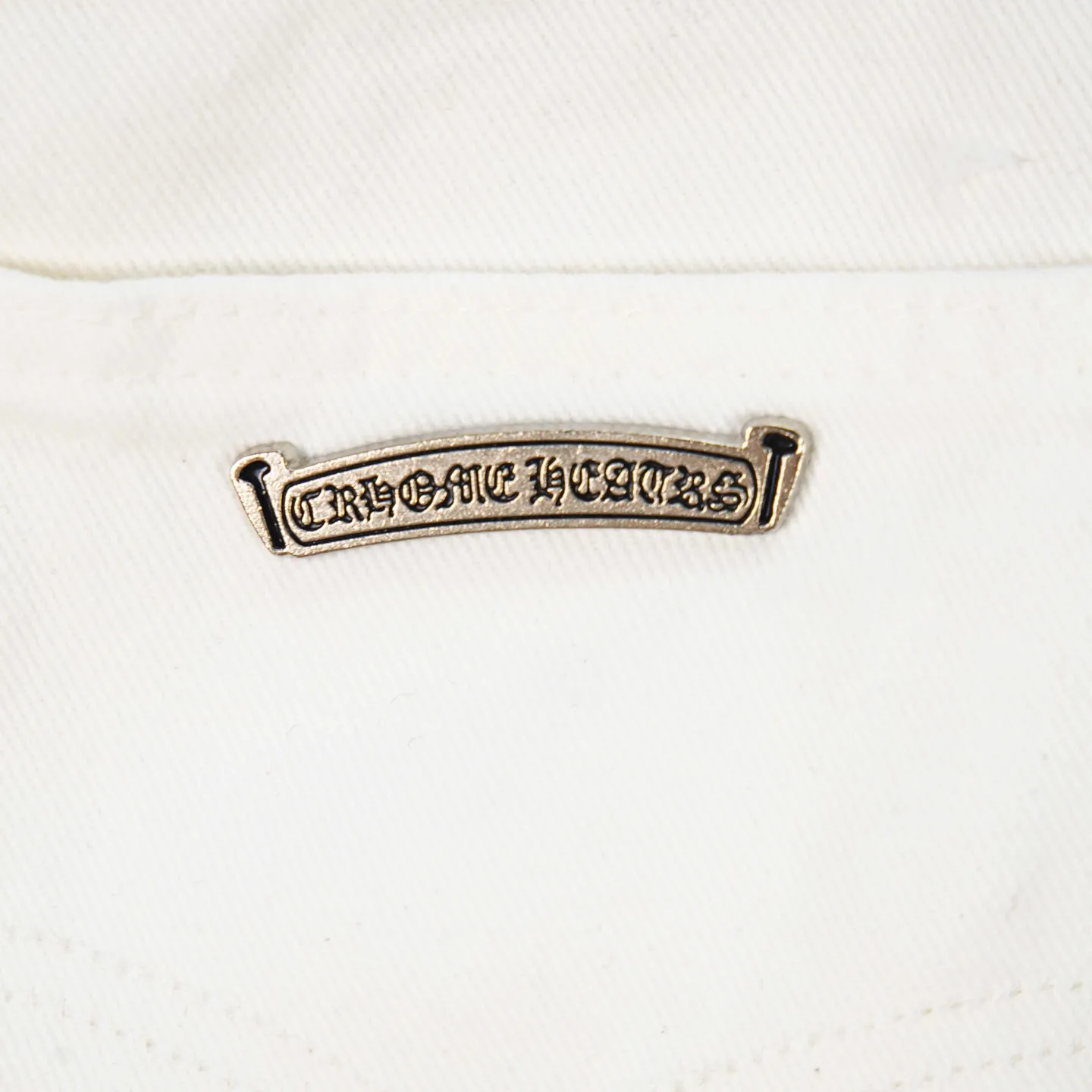P220 (high version, running quantity) Chrome Hearts white pants, green leather, hot style patchwork couple's bestie jeans. CH jeans need to be washed and then disassembled and hand-ordered with sheepskin cross leather and then spliced ​​together. The whole piece has too many craftsmanship to describe. The patches are decorated with cross flowers, and the high-waisted washed jeans! ! Absolutely high-end luxury products, god-level single products and super popular products, made with top heavy industry, a must-see magic weapon. Customized hardware. The fabric is thick and soft after washing. It has good breathability. Customized small leather label. Unique design. The details are simple and elegant, and the workmanship is exquisite. The entire trousers are neatly routed and the details are in place! It’s so cool that both men and women can easily control the genderless trend! Style number: 1816# Color: white pants and green leather Size: 28 30 32 34 36